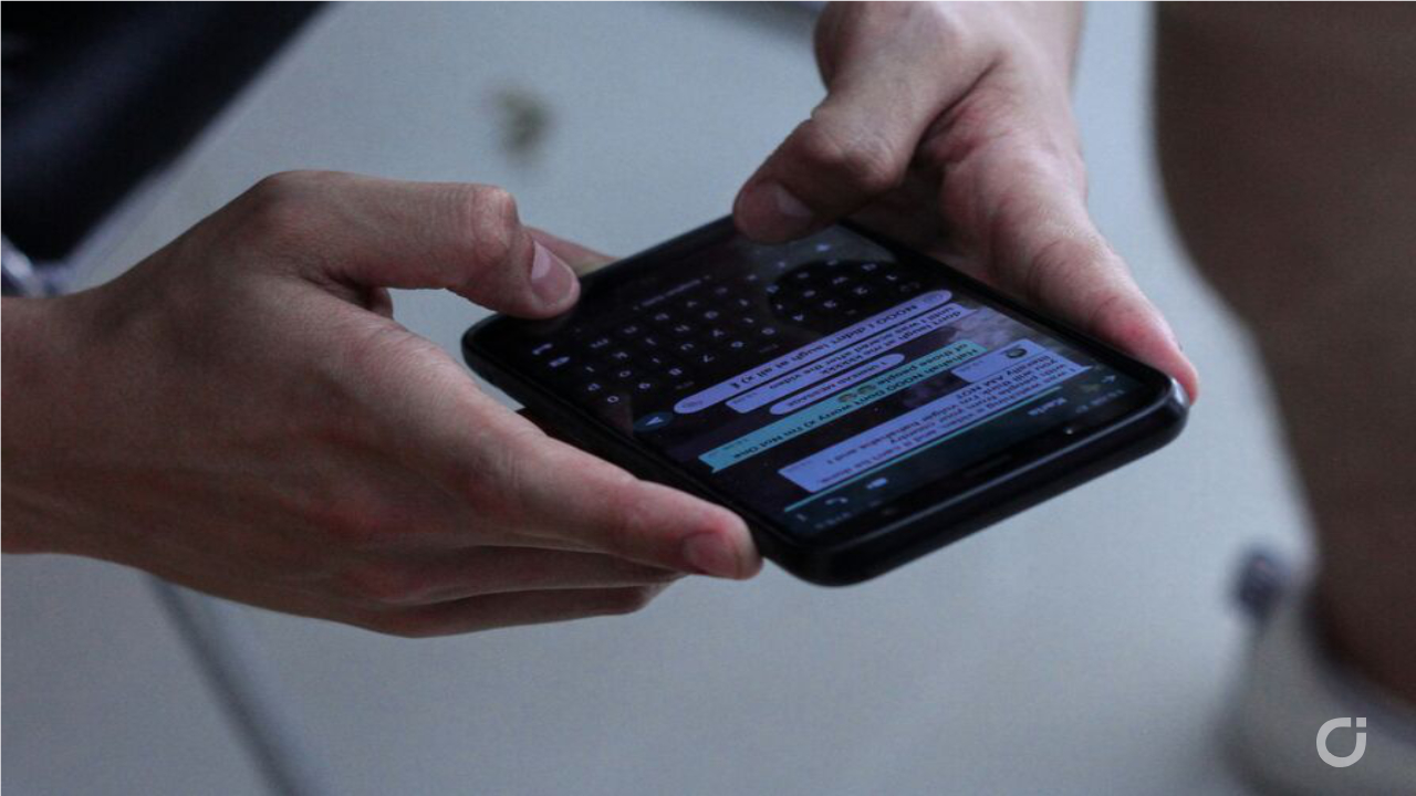 WhatsApp, gli stati testuali diventano più creativi con adesivi e musica